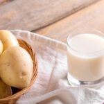 zumo de patata cruda para el estómago en vaso con patatas frescas