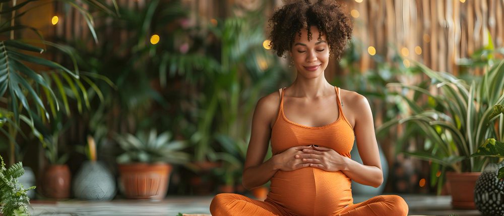Mujer practicando meditación para reducir el estrés y mejorar la fertilidad