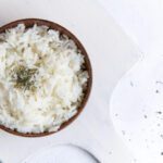 Bol de arroz blanco cocido con almidón resistente tras el enfriamiento