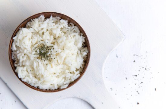 Bol de arroz blanco cocido con almidón resistente tras el enfriamiento