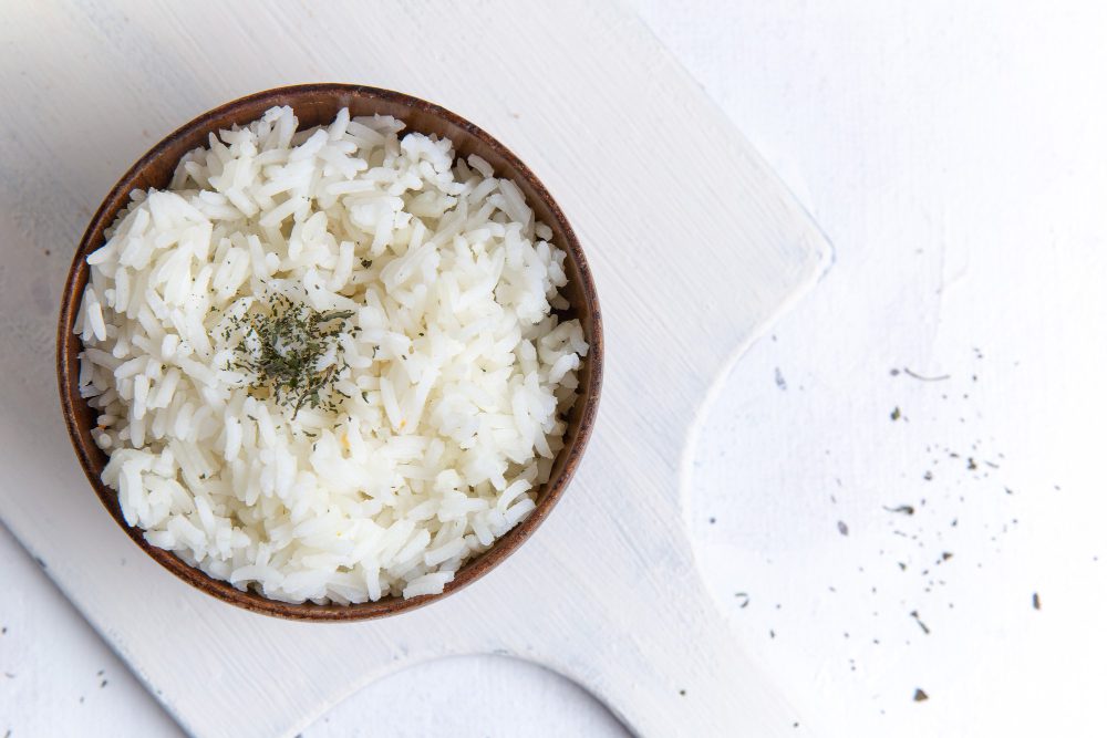 Bol de arroz blanco cocido con almidón resistente tras el enfriamiento