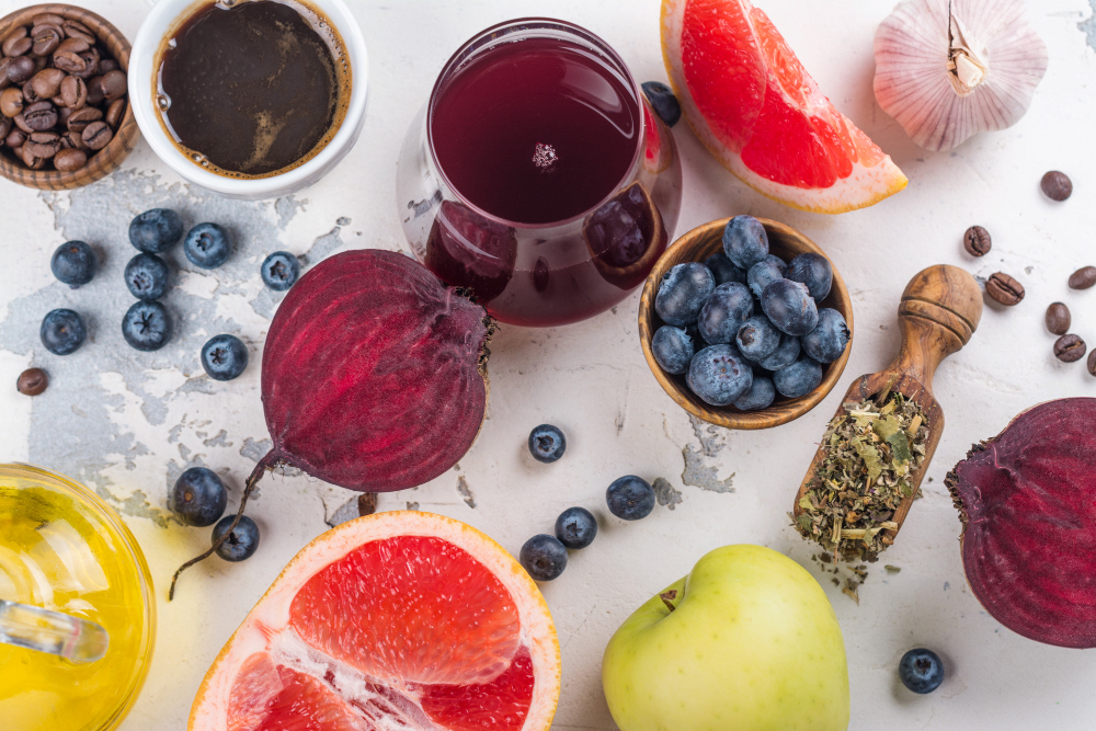 Alimentos ricos en polifenoles como arándanos, café, remolacha, pomelo, ajo, aceite de oliva y té