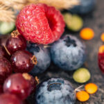 Frutos rojos ricos en polifenoles, como arándanos, frambuesas y grosellas, con alto poder antioxidante.
