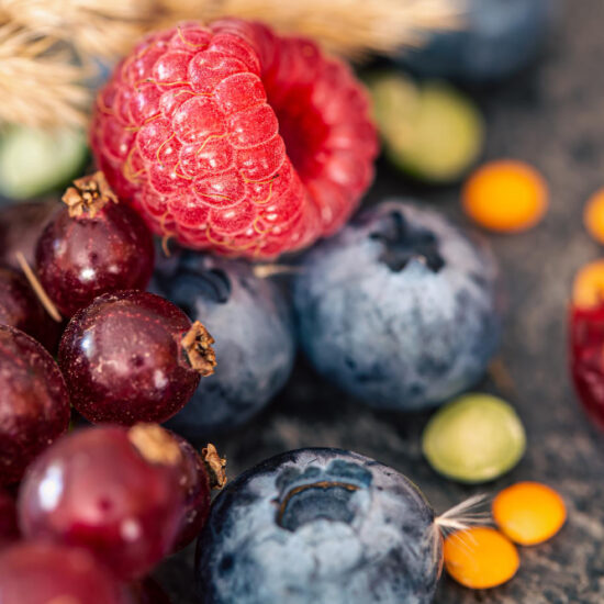 Frutos rojos ricos en polifenoles, como arándanos, frambuesas y grosellas, con alto poder antioxidante.