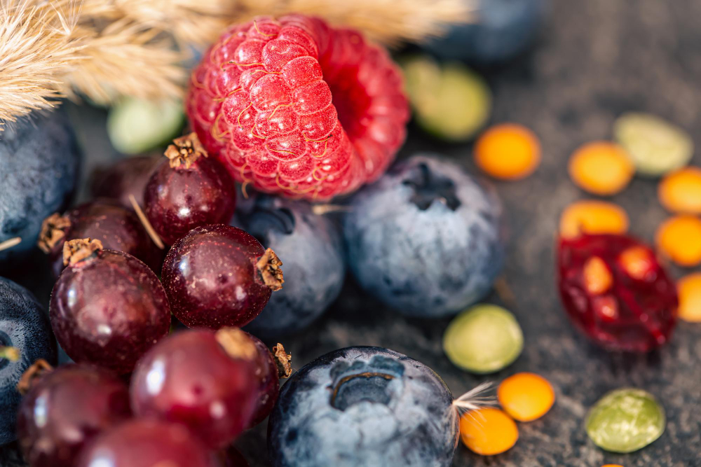 Frutos rojos ricos en polifenoles, como arándanos, frambuesas y grosellas, con alto poder antioxidante.